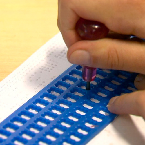 Fotografia de uma pessoa usando um reglete